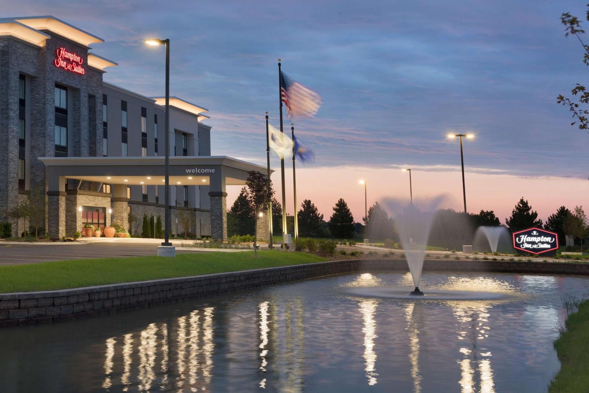 Hampton Inn & Suites Kenosha Exterior photo